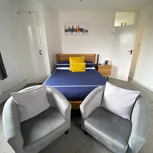 Stylish & Modern Free Parking Apartment